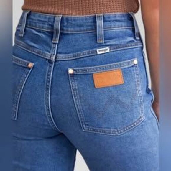 NWT Wrangler Wanderer High Rise Flare Button Fly Size 27 x 32 - Picture 2 of 9